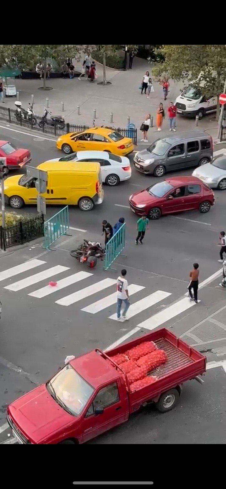 Çocukların motosiklet hırsızlığı kameraya yakalandı