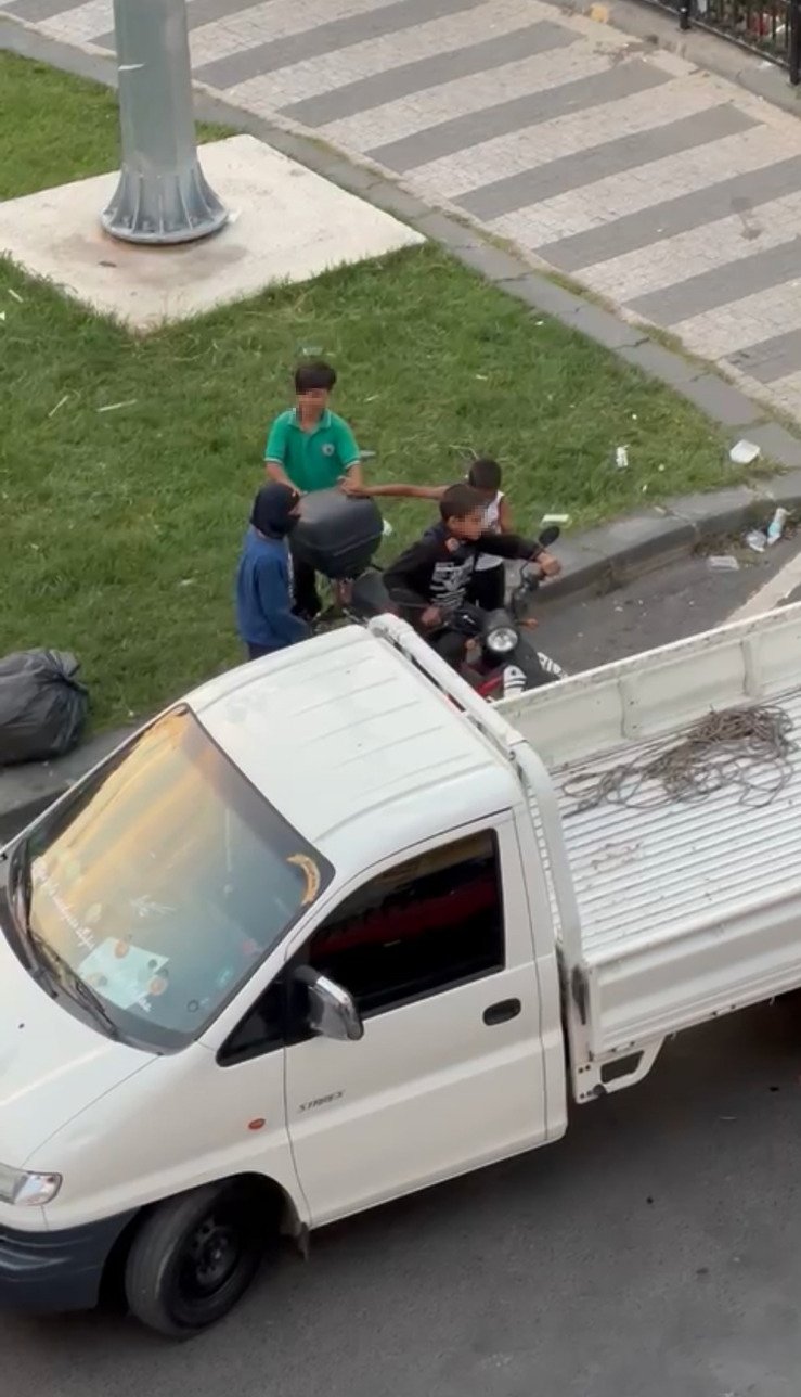 Çocukların motosiklet hırsızlığı kameraya yakalandı