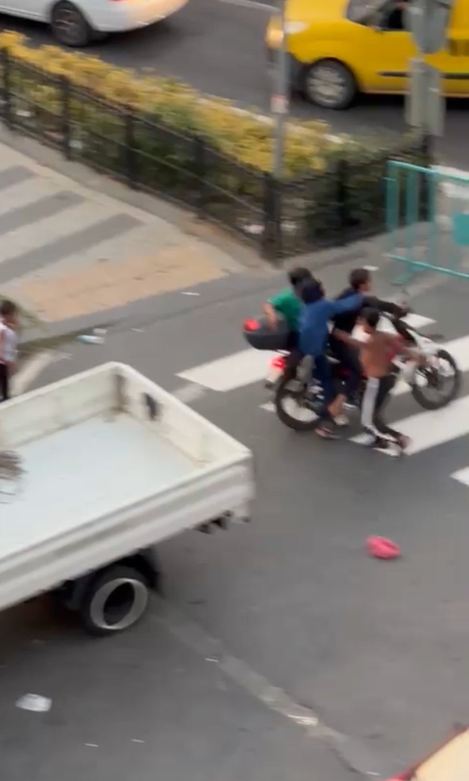 Çocukların motosiklet hırsızlığı kameraya yakalandı