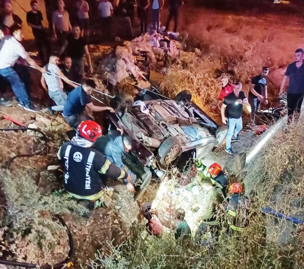 Otomobil kanala uçtu: 4 ölü, 3 yaralı