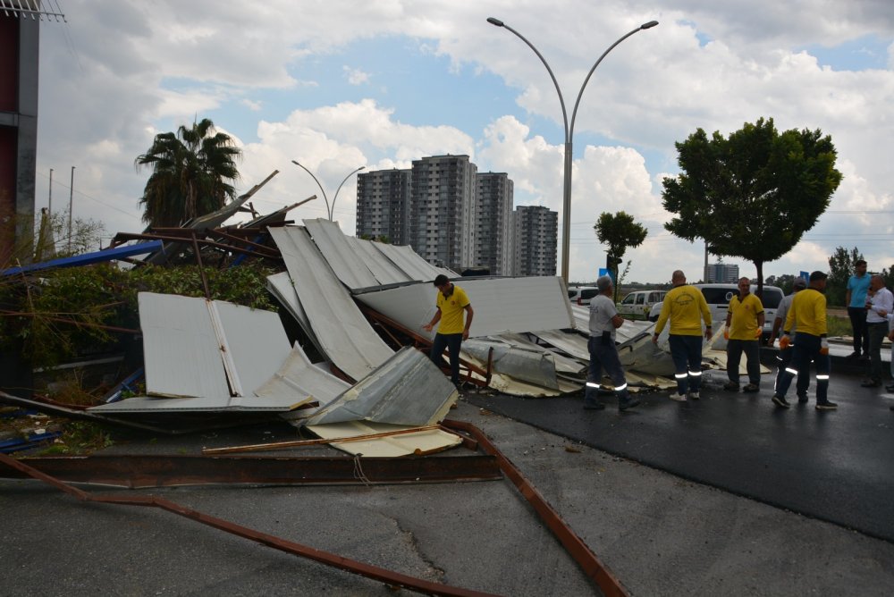 İli fırtına vurdu: Çatılar uçtu, ağaçlar yola düştü