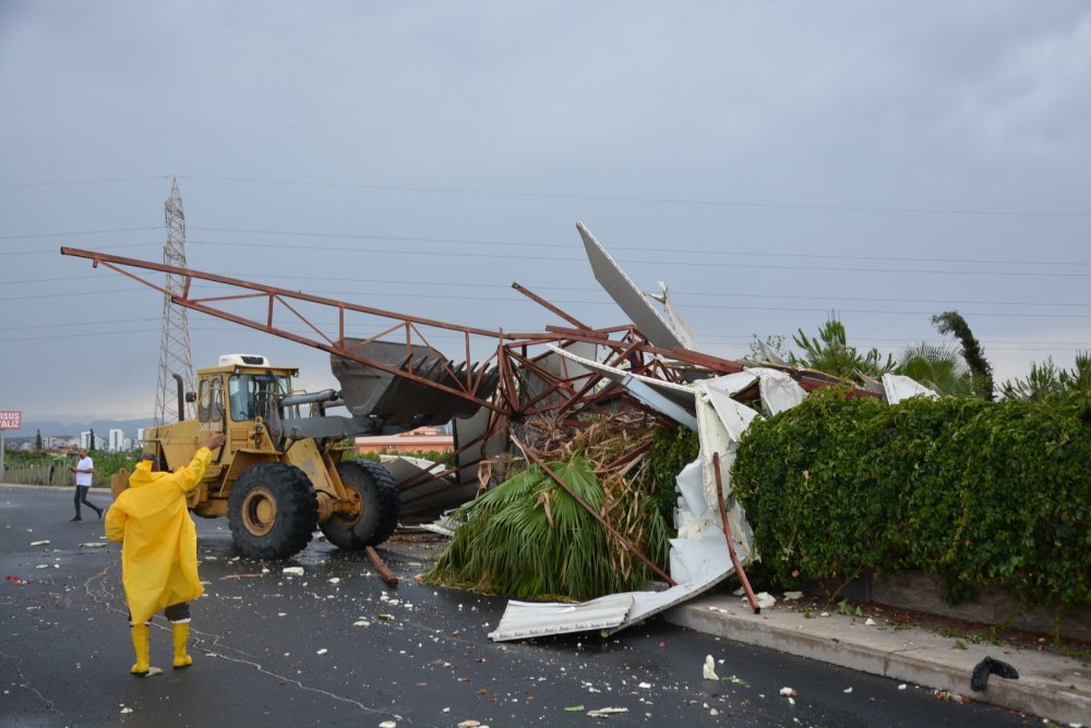 İli fırtına vurdu: Çatılar uçtu, ağaçlar yola düştü