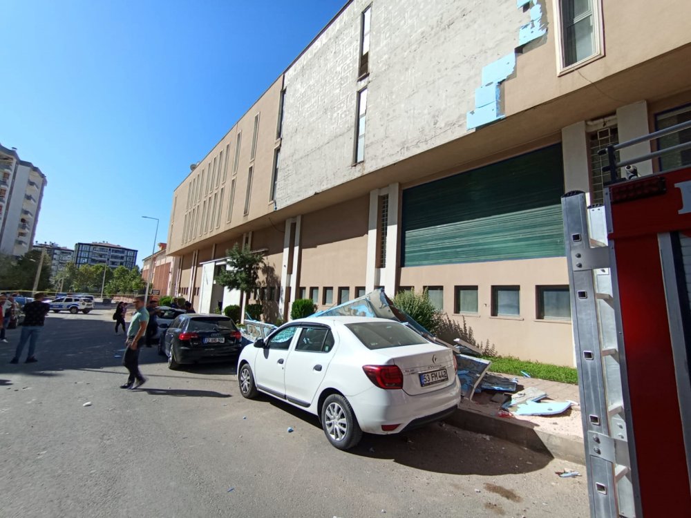 İş yerinin dış cephe kaplaması otomobillerin üzerine düştü