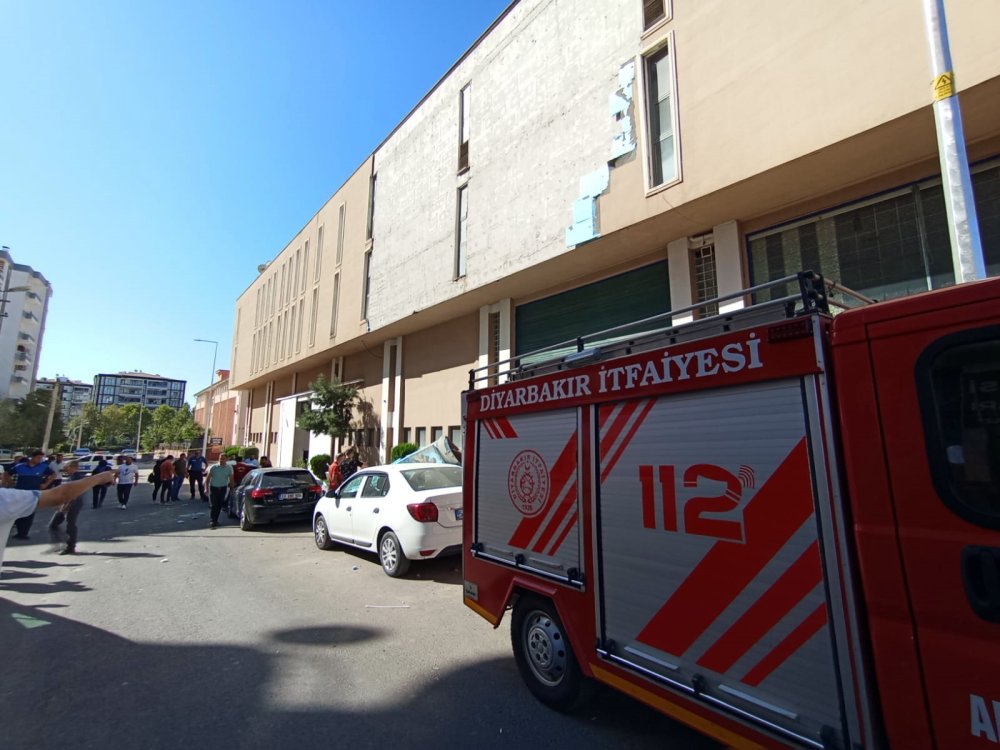 İş yerinin dış cephe kaplaması otomobillerin üzerine düştü