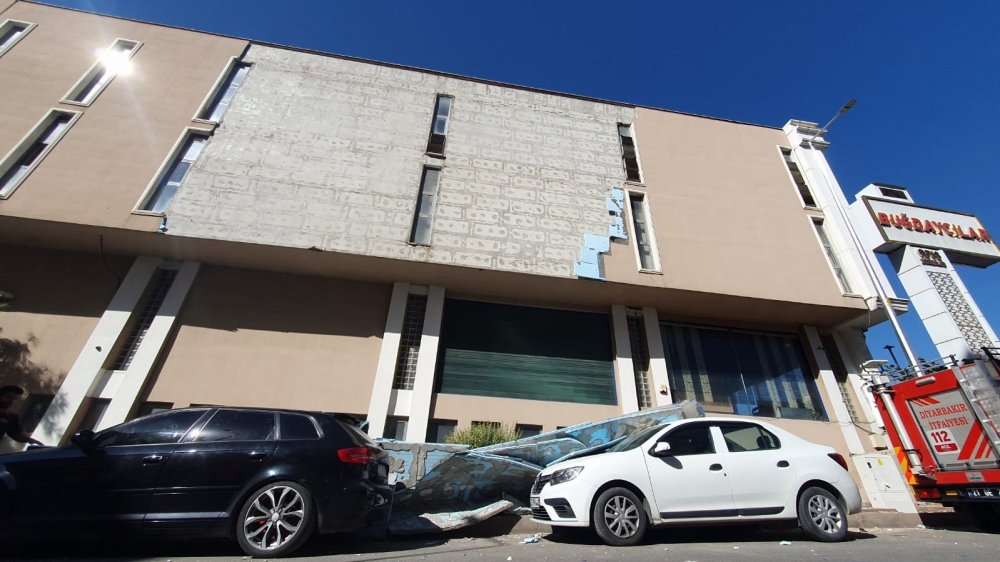 İş yerinin dış cephe kaplaması otomobillerin üzerine düştü