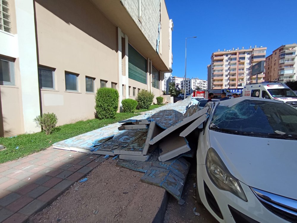 İş yerinin dış cephe kaplaması otomobillerin üzerine düştü