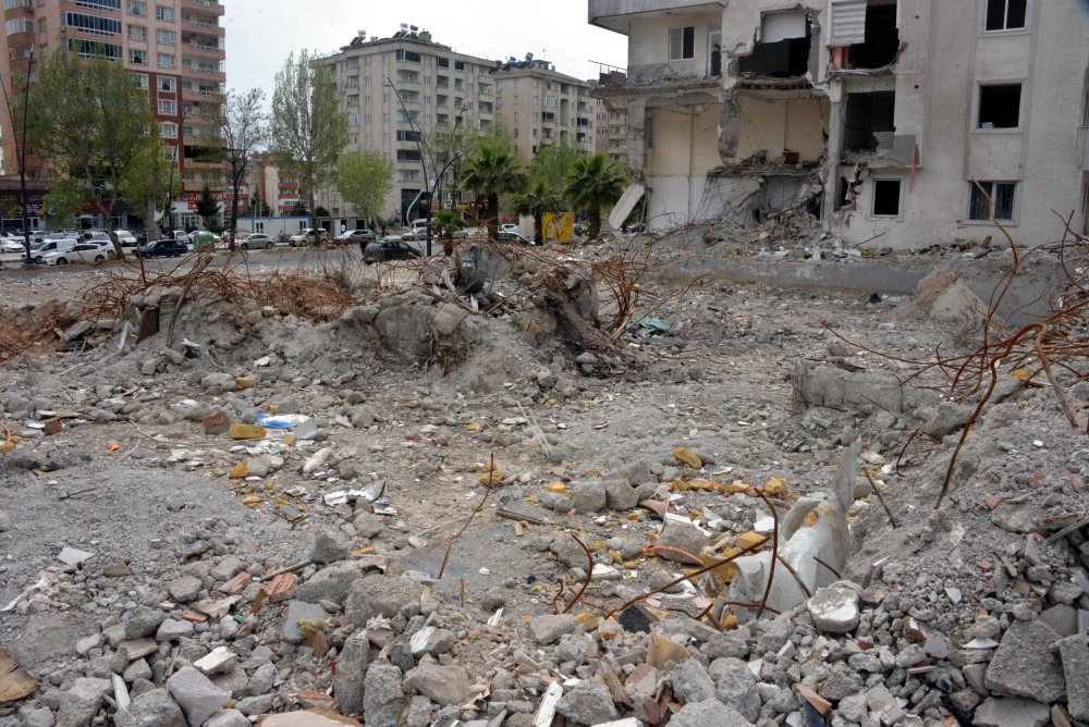 Ezgi Apartmanı 35 kişiye mezar olmuştu: 2 kişi hakkında yakalama kararı