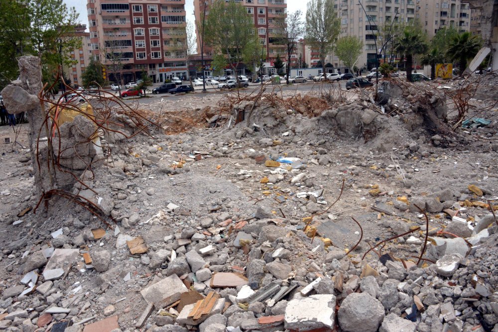 Ezgi Apartmanı 35 kişiye mezar olmuştu: 2 kişi hakkında yakalama kararı