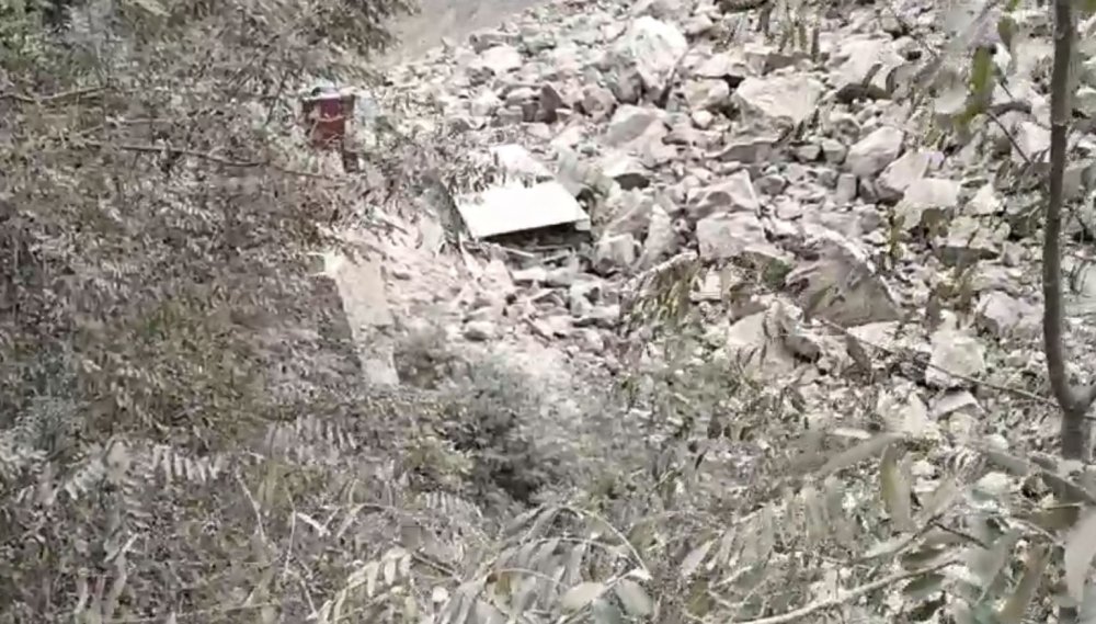 Taş ocağında büyük panik: Kayalar yuvarlandı, çevreyi toz bulutu sardı