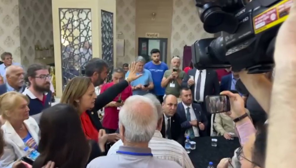 CHP kongresinde tansiyon yükseldi: Grup başkanvekili baygınlık geçirdi