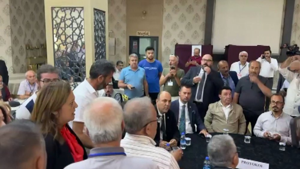 CHP kongresinde tansiyon yükseldi: Grup başkanvekili baygınlık geçirdi