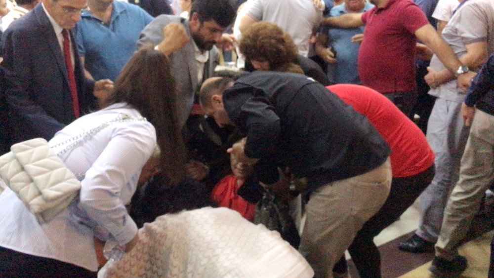 CHP kongresinde tansiyon yükseldi: Grup başkanvekili baygınlık geçirdi