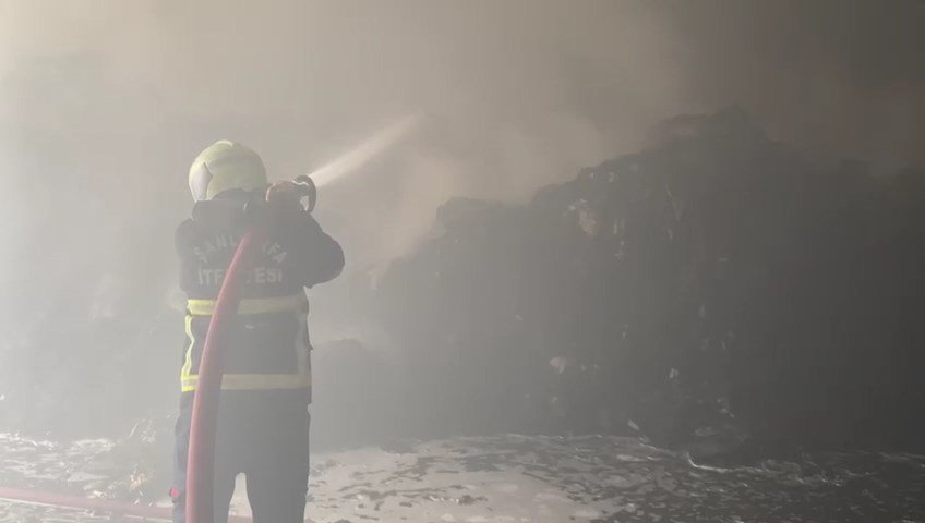 Geri dönüşüm fabrikasında yangın: Çok sayıda ekip sevk edildi