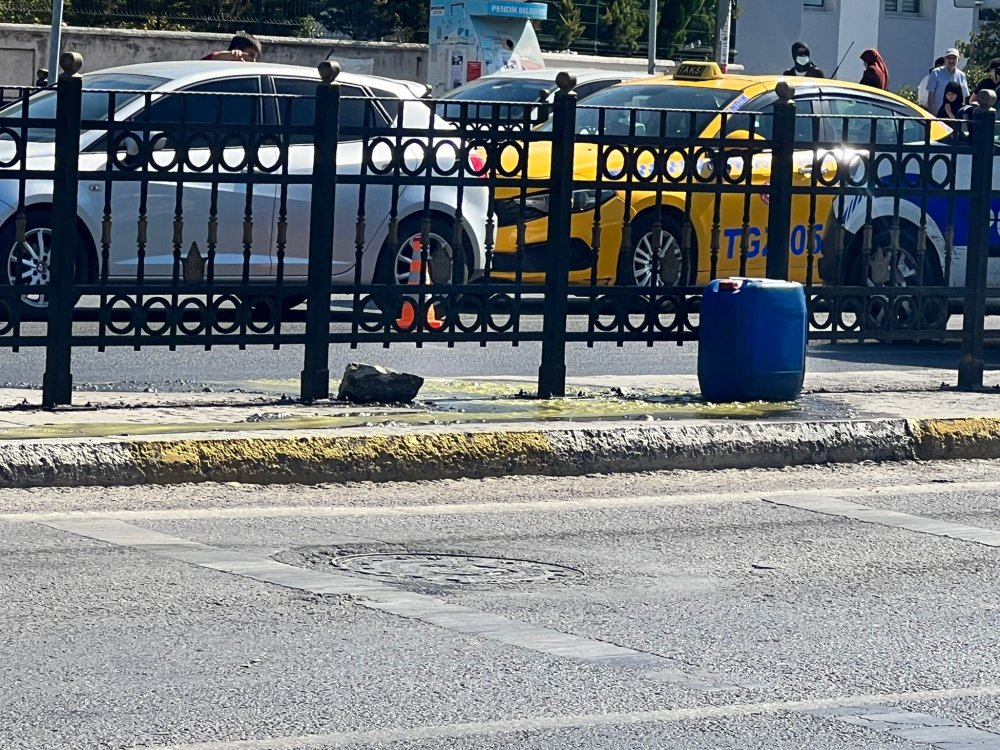 İstanbu'da kimyasal alarmı: Yol trafiğe kapandı