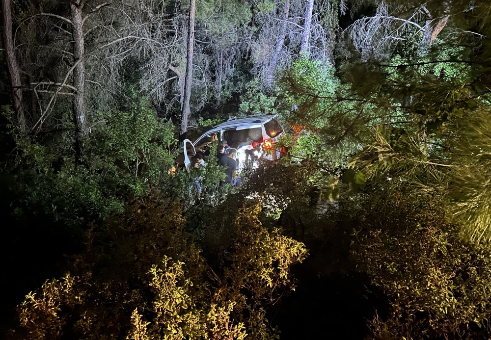 Uçuruma yuvarlanan araçta boğazı kesilmiş ceset bulundu