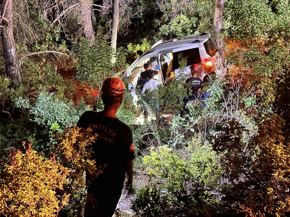 Uçuruma yuvarlanan araçta boğazı kesilmiş ceset bulundu