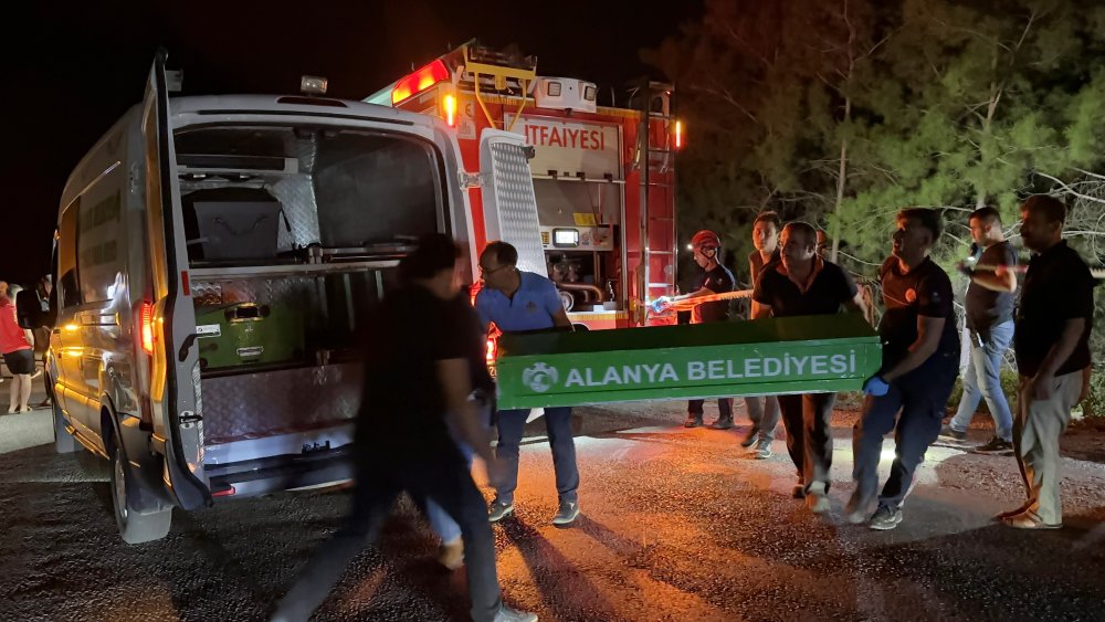 Uçuruma yuvarlanan araçta boğazı kesilmiş ceset bulundu