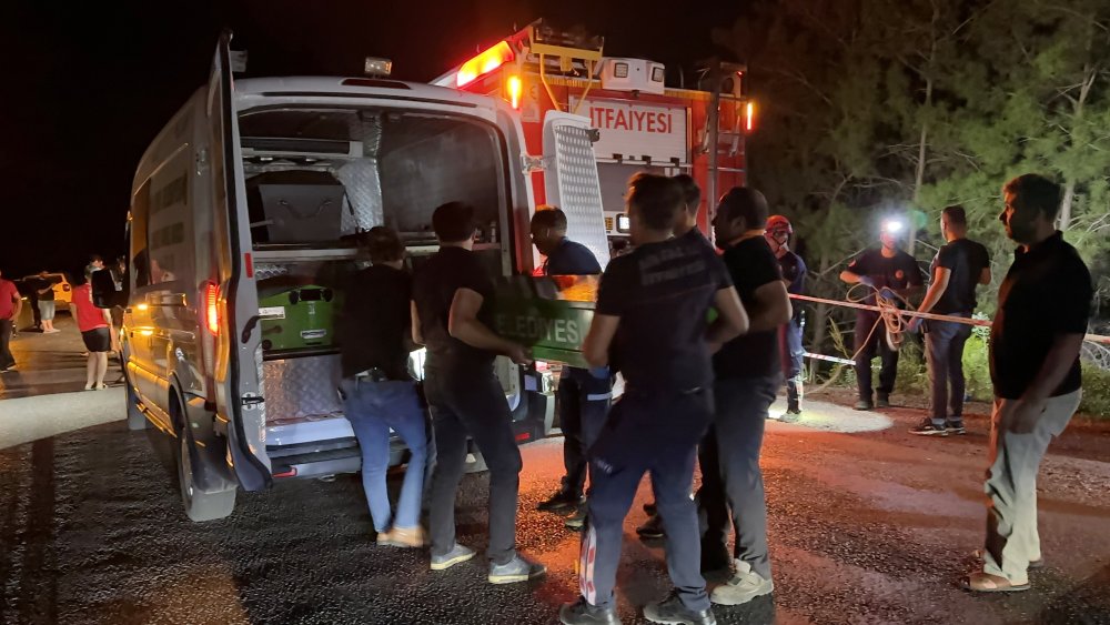 Uçuruma yuvarlanan araçta boğazı kesilmiş ceset bulundu