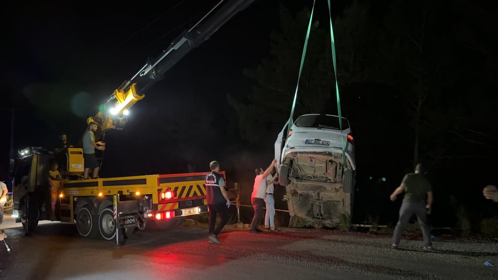 Uçuruma yuvarlanan araçta boğazı kesilmiş ceset bulundu