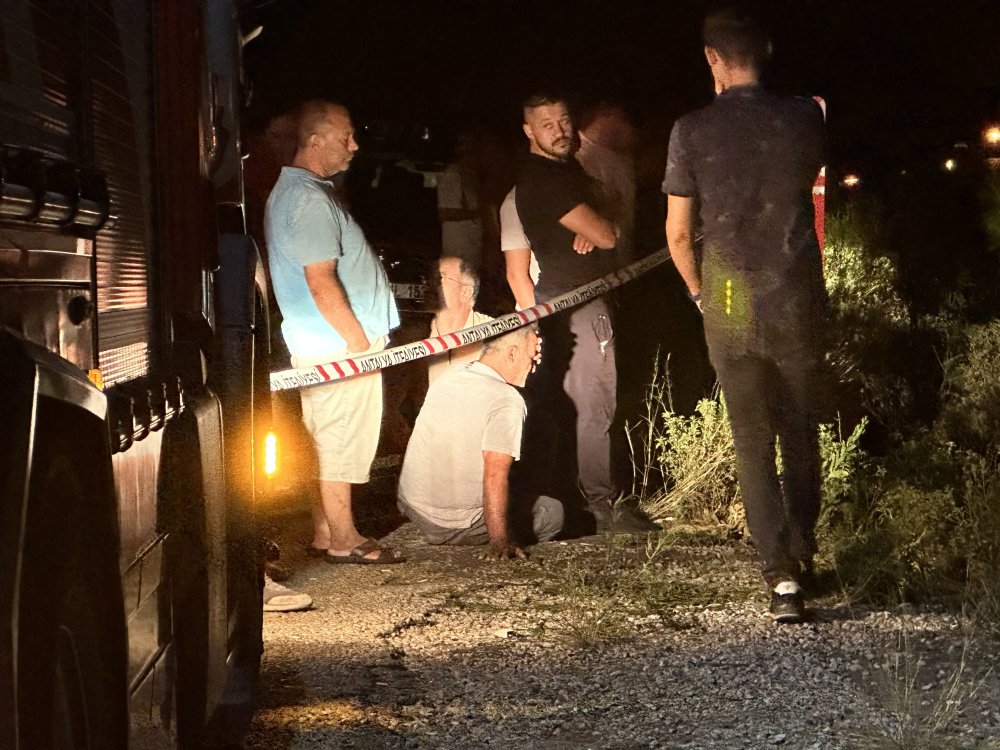 Uçuruma yuvarlanan araçta boğazı kesilmiş ceset bulundu