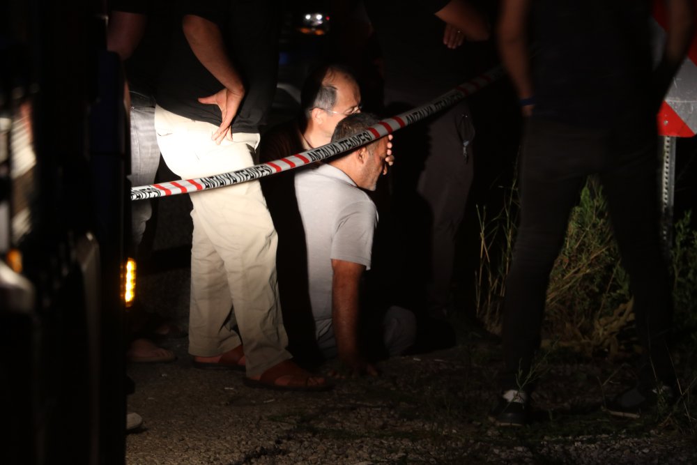 Uçuruma yuvarlanan araçta boğazı kesilmiş ceset bulundu