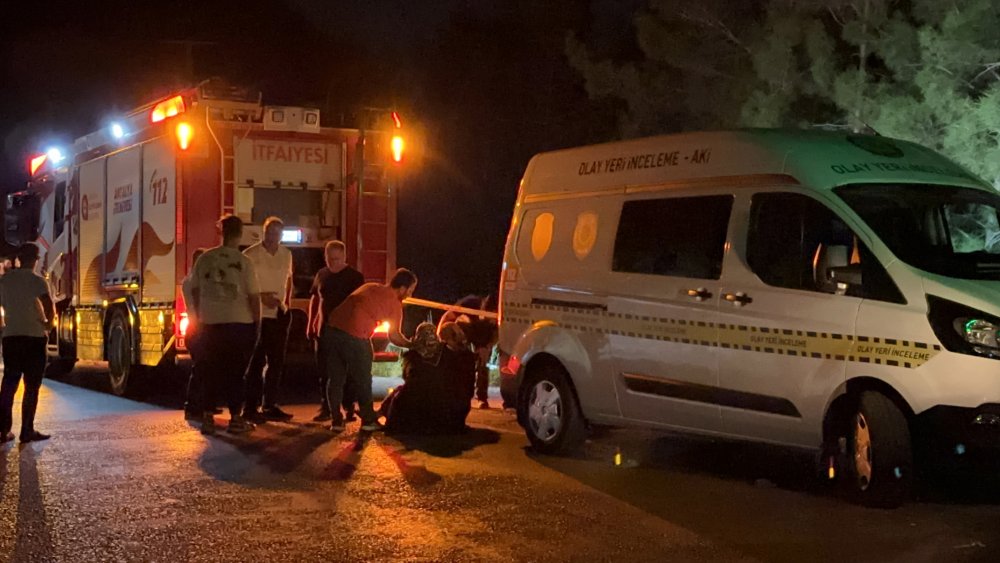Uçuruma yuvarlanan araçta boğazı kesilmiş ceset bulundu