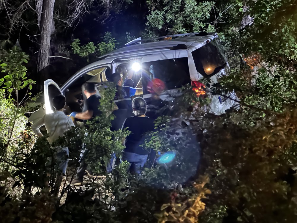 Uçuruma yuvarlanan araçta boğazı kesilmiş ceset bulundu