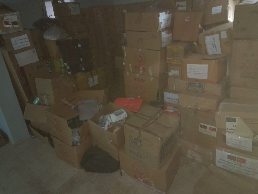 Hatay'da depoyu basan polis, yardım kolileri ele geçirdi; 4 şüpheli aranıyor