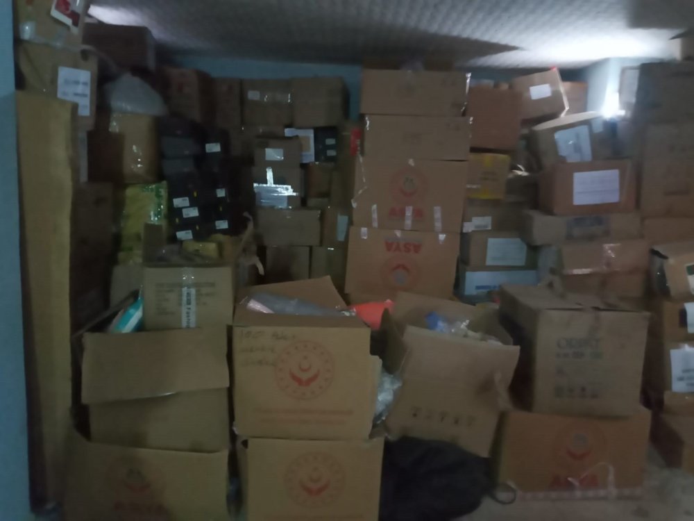 Hatay'da depoyu basan polis, yardım kolileri ele geçirdi; 4 şüpheli aranıyor