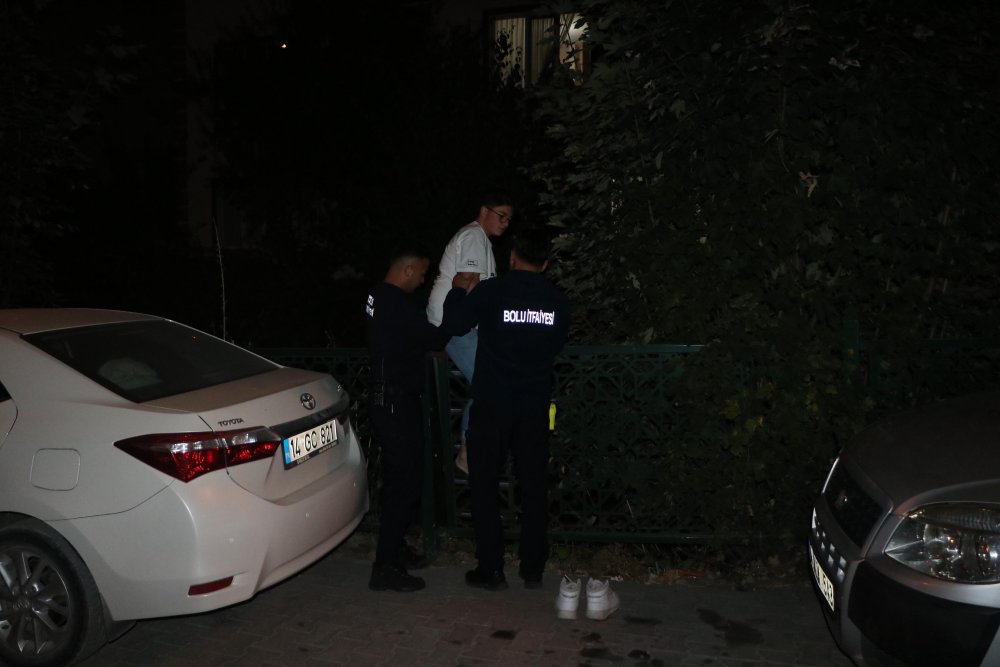 İndiği derede mahsur kaldı, arkadaşı kahkaha attı