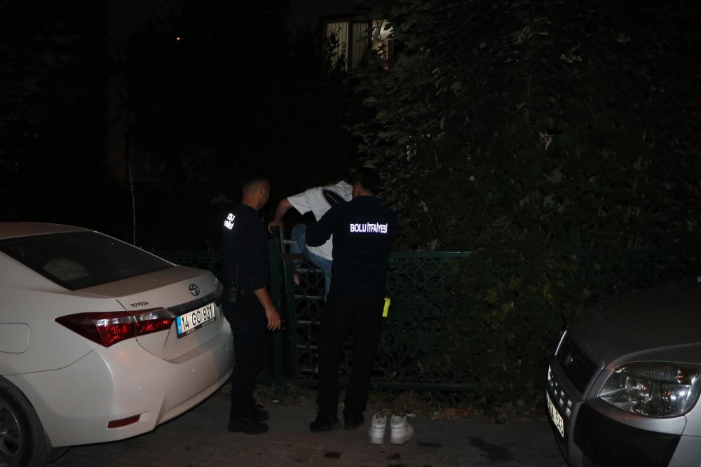 İndiği derede mahsur kaldı, arkadaşı kahkaha attı