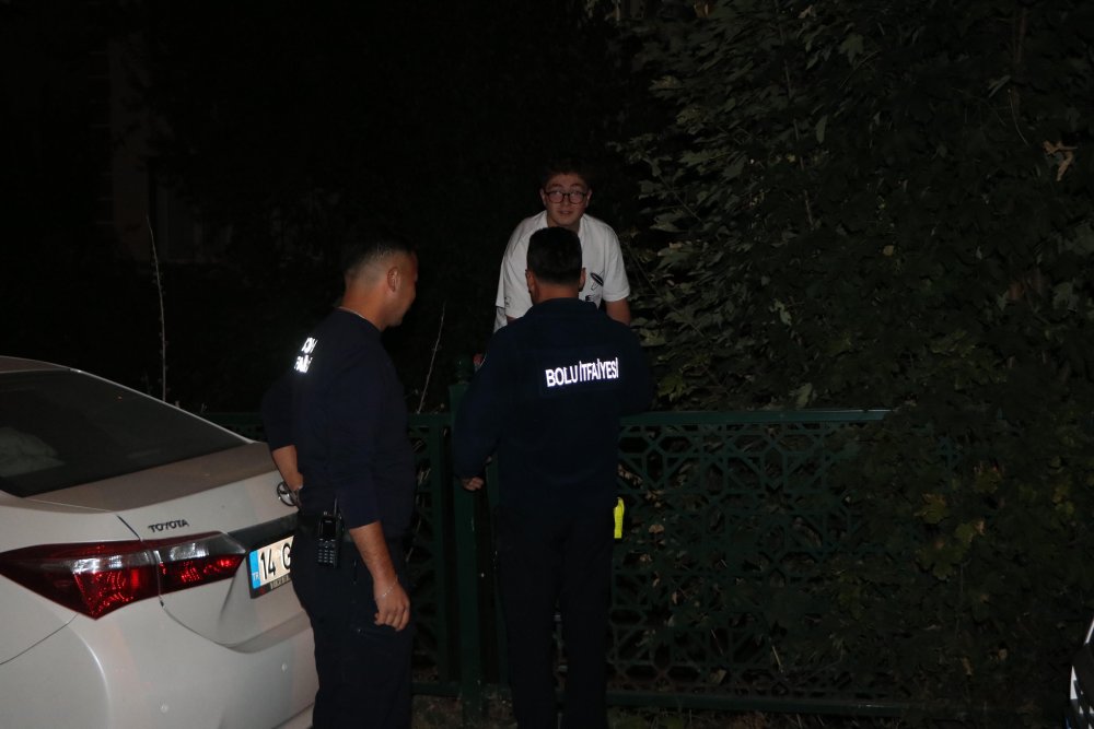 İndiği derede mahsur kaldı, arkadaşı kahkaha attı