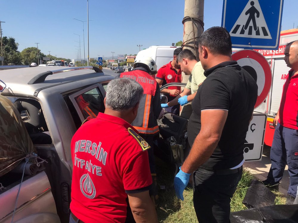 Katliam gibi kaza! Çöp kamyonu, kavşakta kamyonete çarptı: Ölü ve yaralılar var
