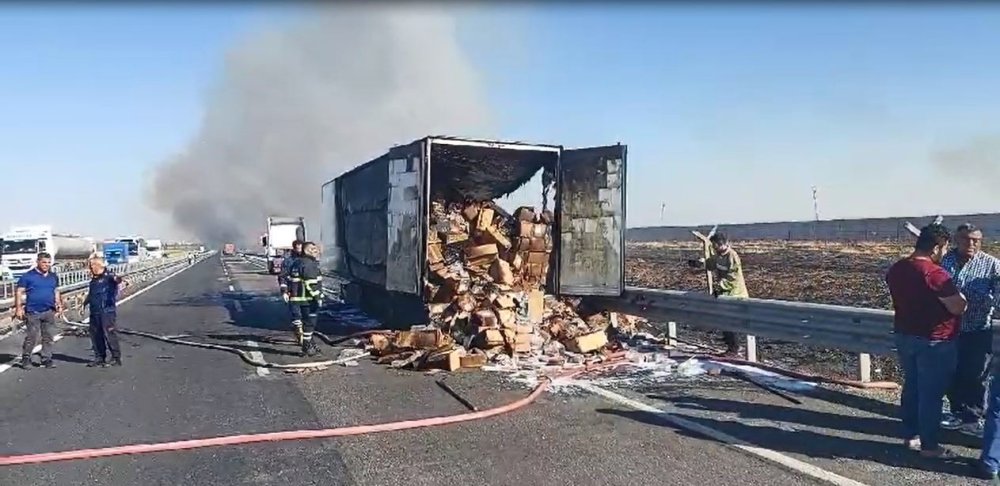 Şekerleme yüklü TIR’ın dorsesi yandı: Alevler gökyüzünü kapladı