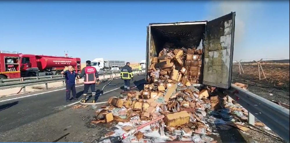 Şekerleme yüklü TIR’ın dorsesi yandı: Alevler gökyüzünü kapladı