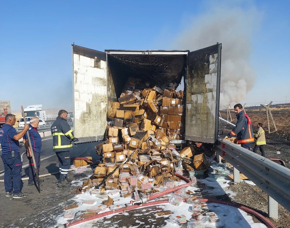 Şekerleme yüklü TIR’ın dorsesi yandı: Alevler gökyüzünü kapladı