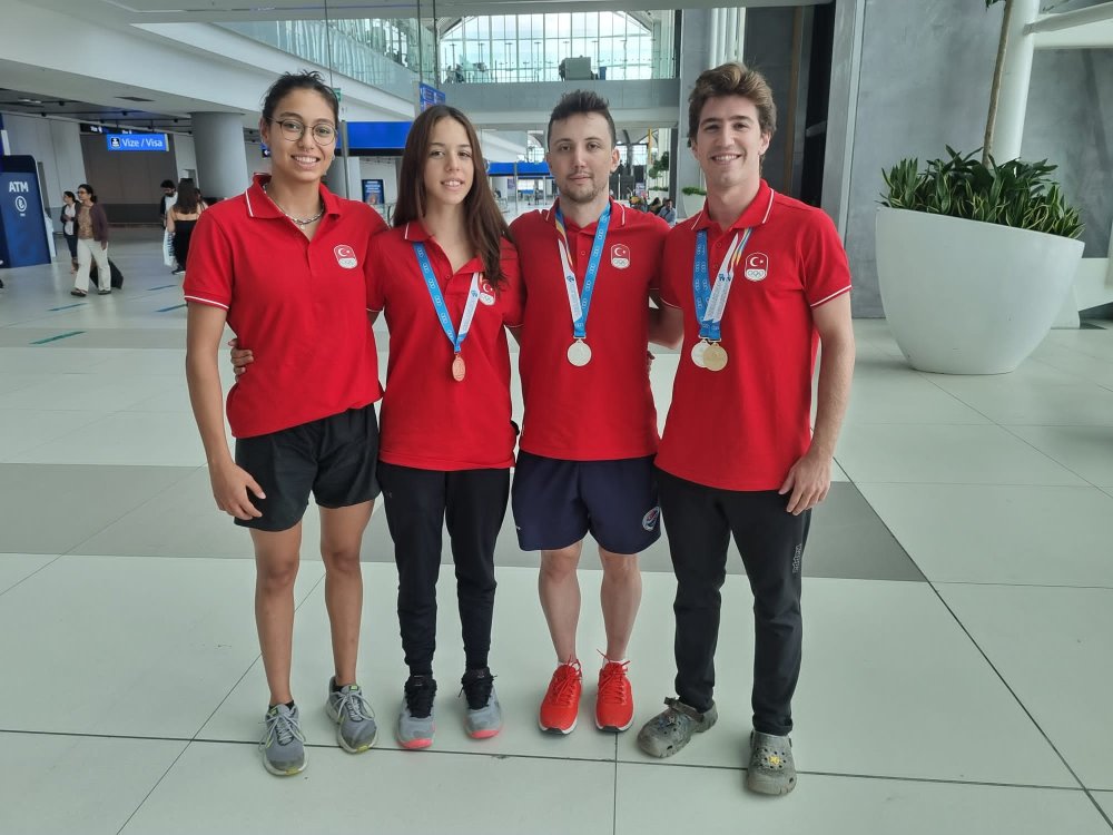 4 madalya kazanan Paletli Yüzme Milli Takımı yurda döndü
