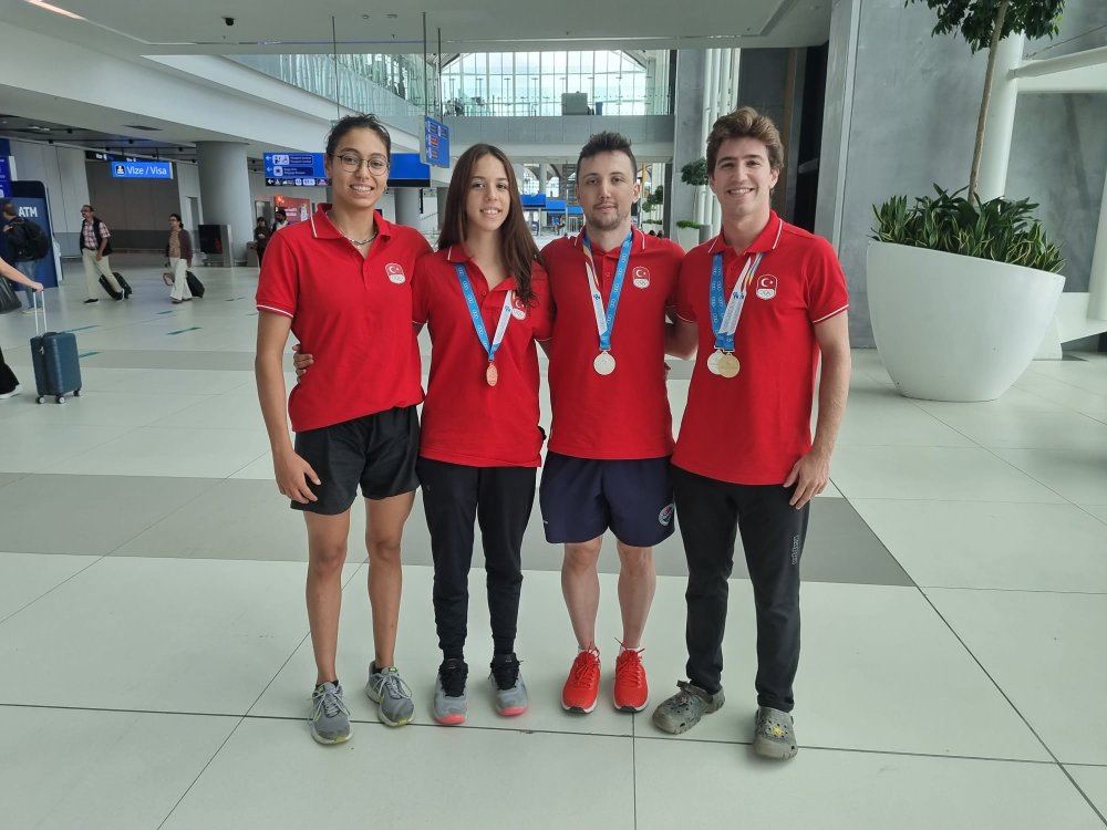 4 madalya kazanan Paletli Yüzme Milli Takımı yurda döndü