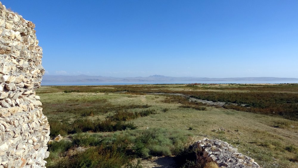 Göl çekildi, tarihi kale ortaya çıktı