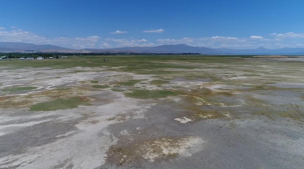 Göl çekildi, tarihi kale ortaya çıktı