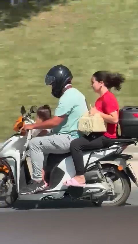 Motosiklet üzerinde tehlikeli yolculuk