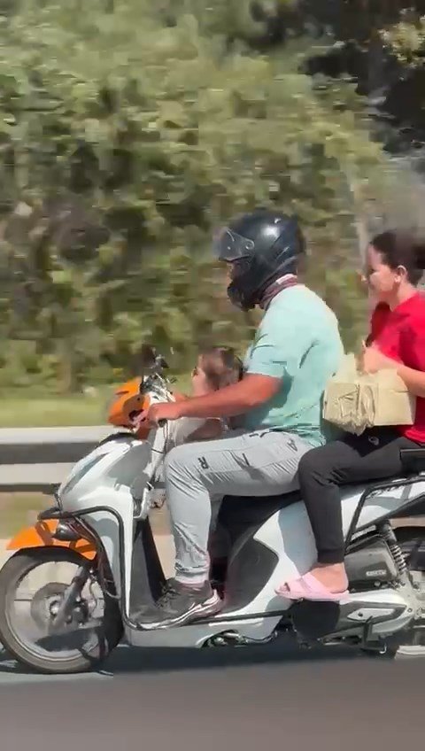 Motosiklet üzerinde tehlikeli yolculuk