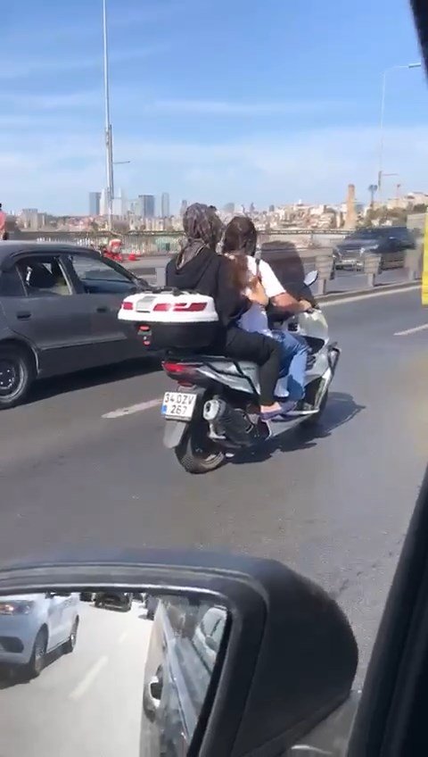 Motosiklet üzerinde tehlikeli yolculuk