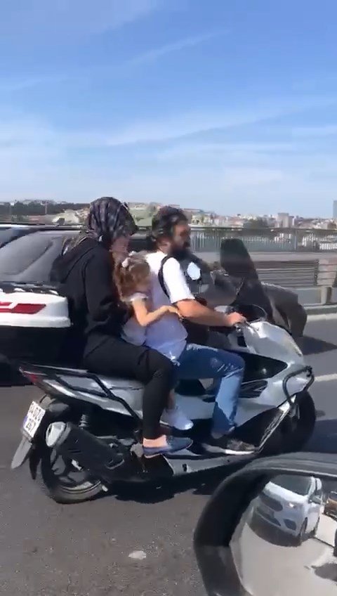 Motosiklet üzerinde tehlikeli yolculuk