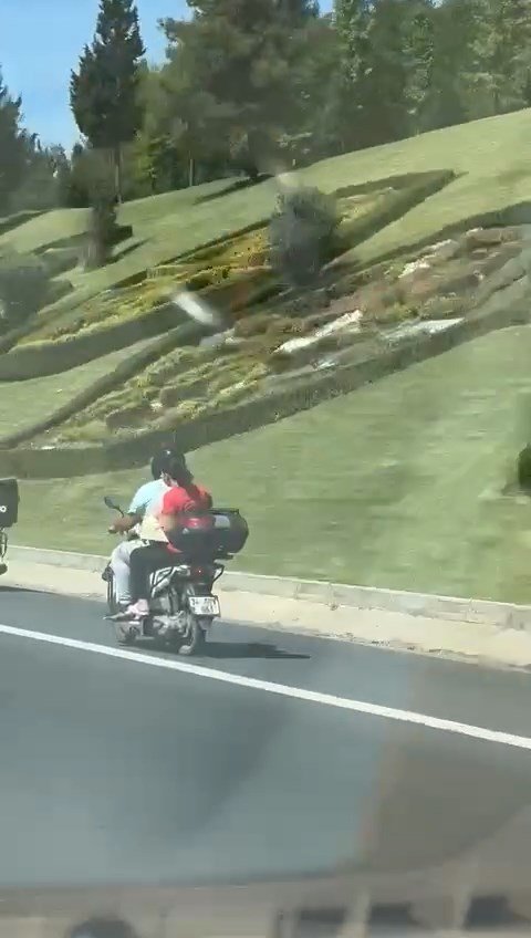 Motosiklet üzerinde tehlikeli yolculuk