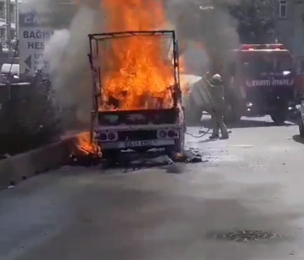 Seyir halindeki kamyonet alev alev yandı