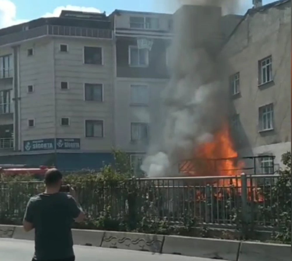 Seyir halindeki kamyonet alev alev yandı