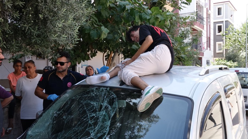 Yaralıya aracın tavanında müdahale ettiler