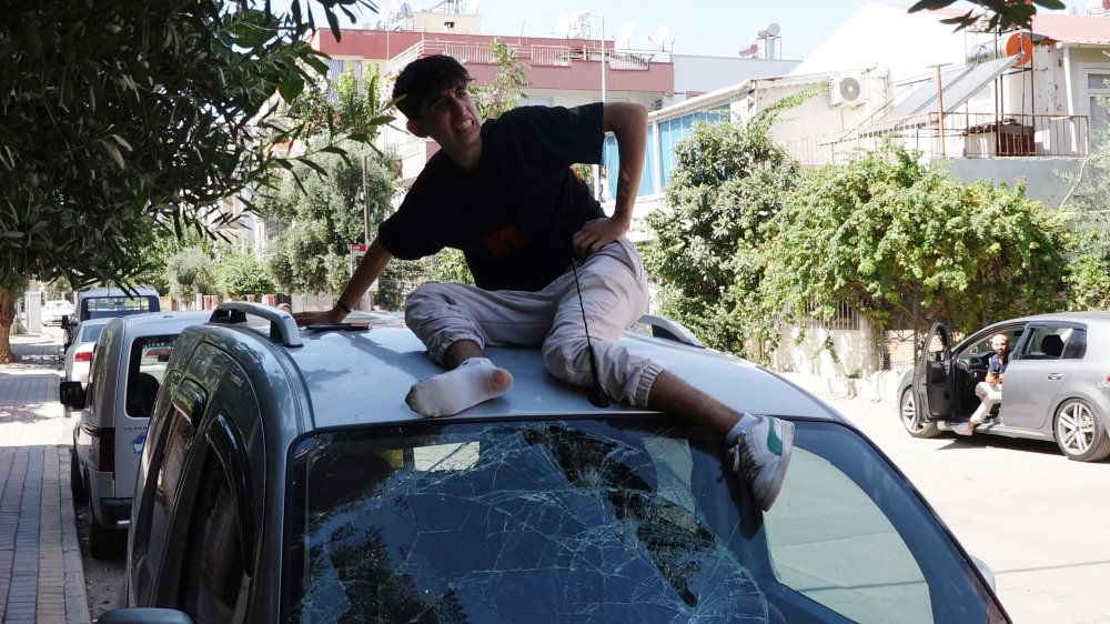 Yaralıya aracın tavanında müdahale ettiler