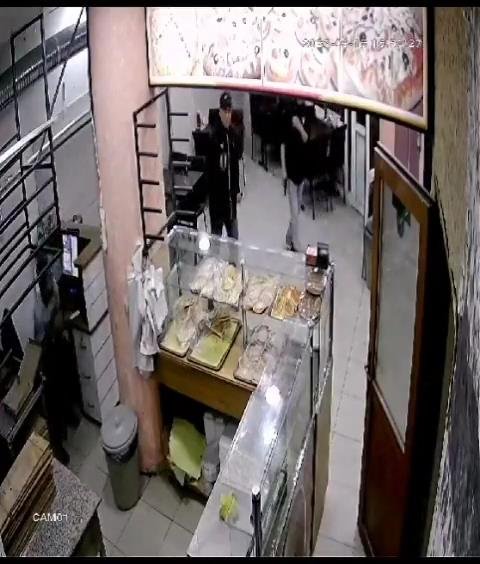 İş yerine gelen şüpheliler silahla rastgele ateş açtı